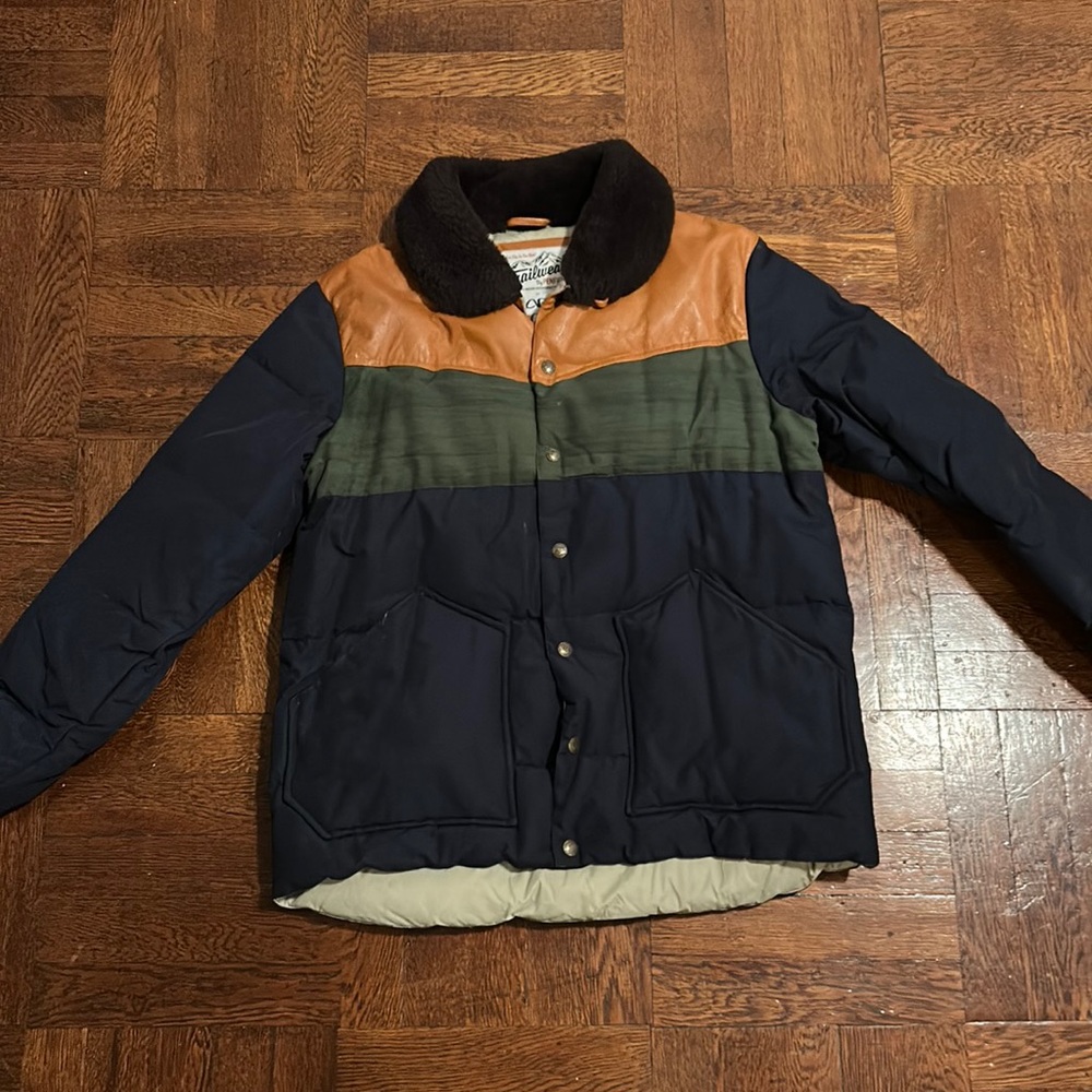 PENFIELD
Navy blue down jacket
With brown fur collar
